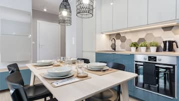 Deluxe Apartment (Blue) | 1 bedroom, desk, iron/ironing board, cribs/infant beds