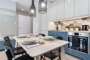 1 bedroom, desk, iron/ironing board, cots/infant beds - Elite Apartments City Center Suites (Gdansk)
