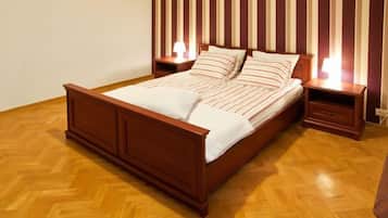 Deluxe Apartment, 3 Bedrooms | 3 bedrooms, desk, iron/ironing board, cribs/infant beds