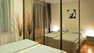 Deluxe Apartment, 3 Bedrooms | 3 bedrooms, desk, iron/ironing board, cots/infant beds