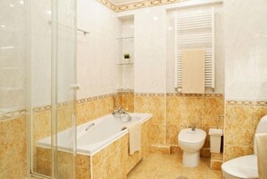 Deluxe Apartment, 3 Bedrooms | Bathroom