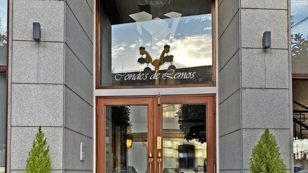 Entrada de hotel con un letrero que dice "Tondes de Lemos".