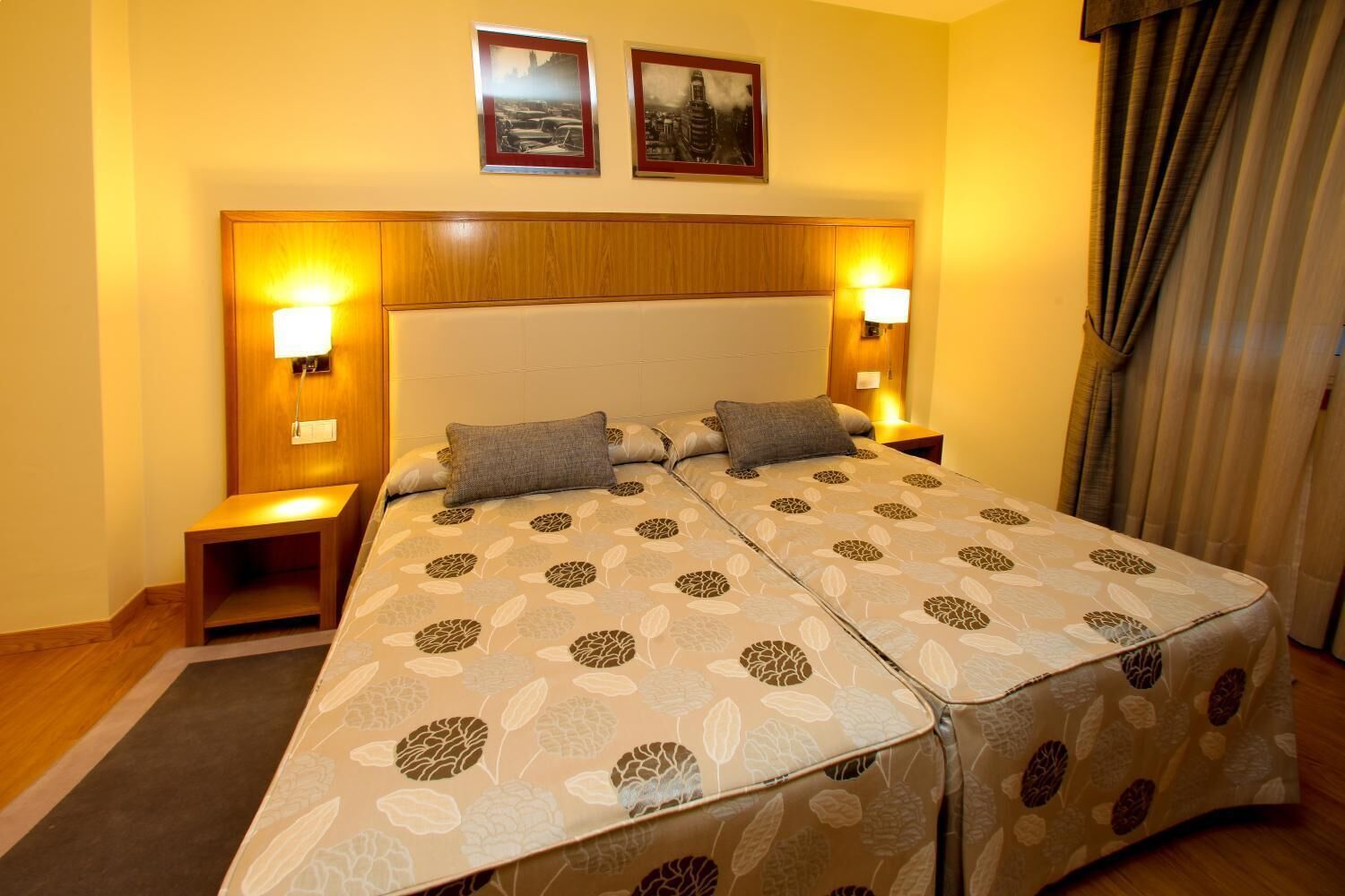 twin room | desk, blackout curtains, soundproofing, free cots/infant beds