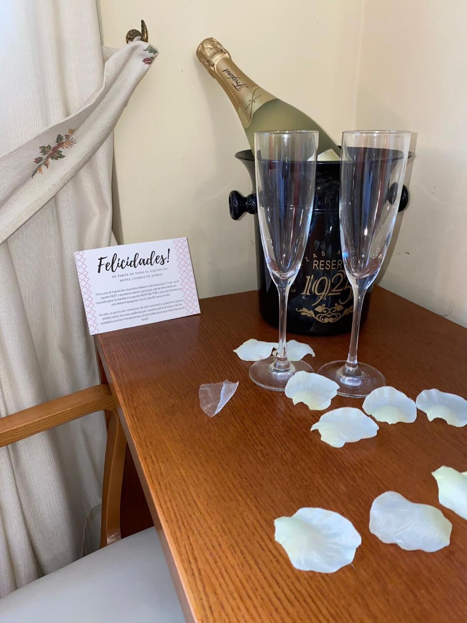 desk, blackout curtains, soundproofing, free cots/infant beds