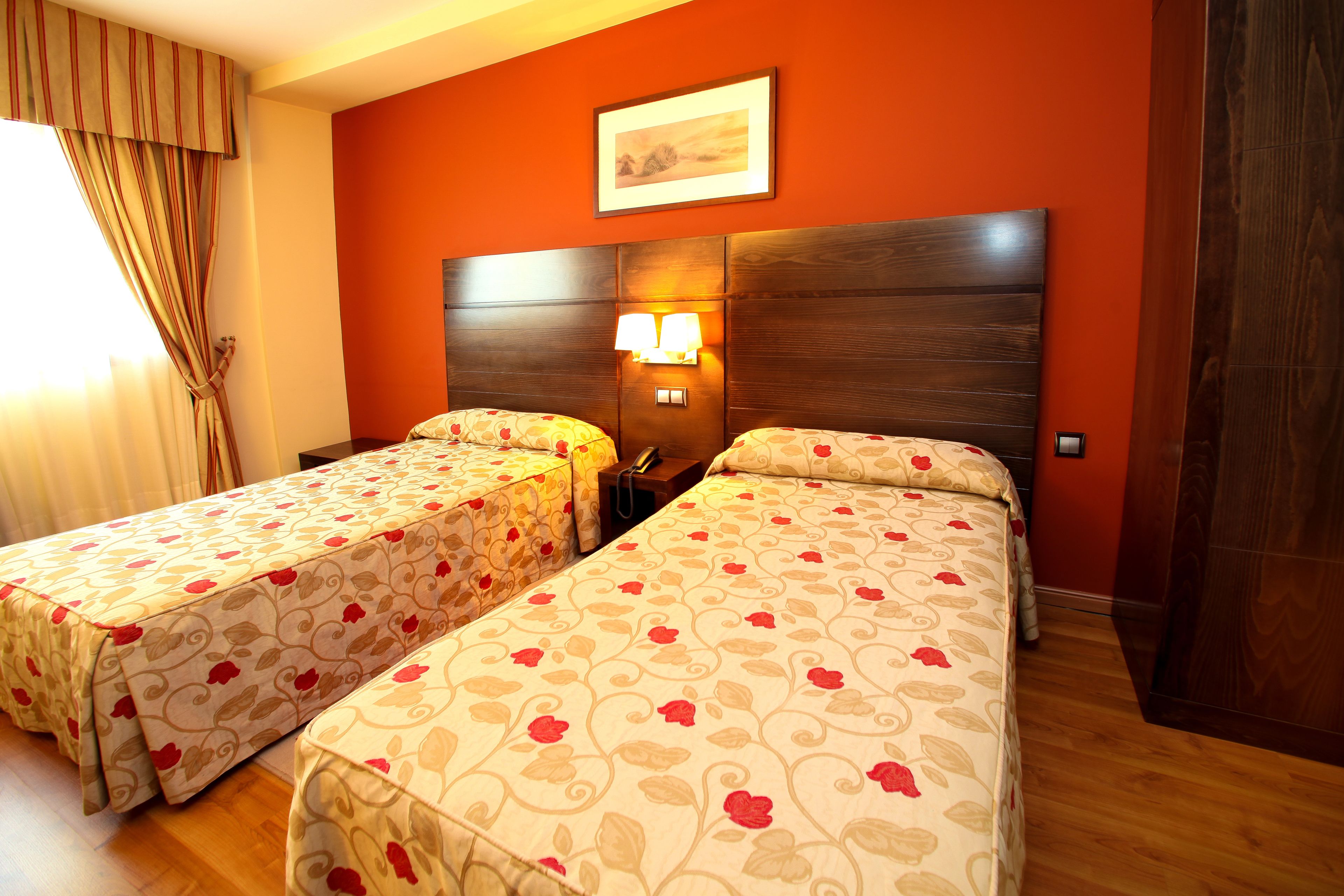 twin room | desk, blackout curtains, soundproofing, free cots/infant beds