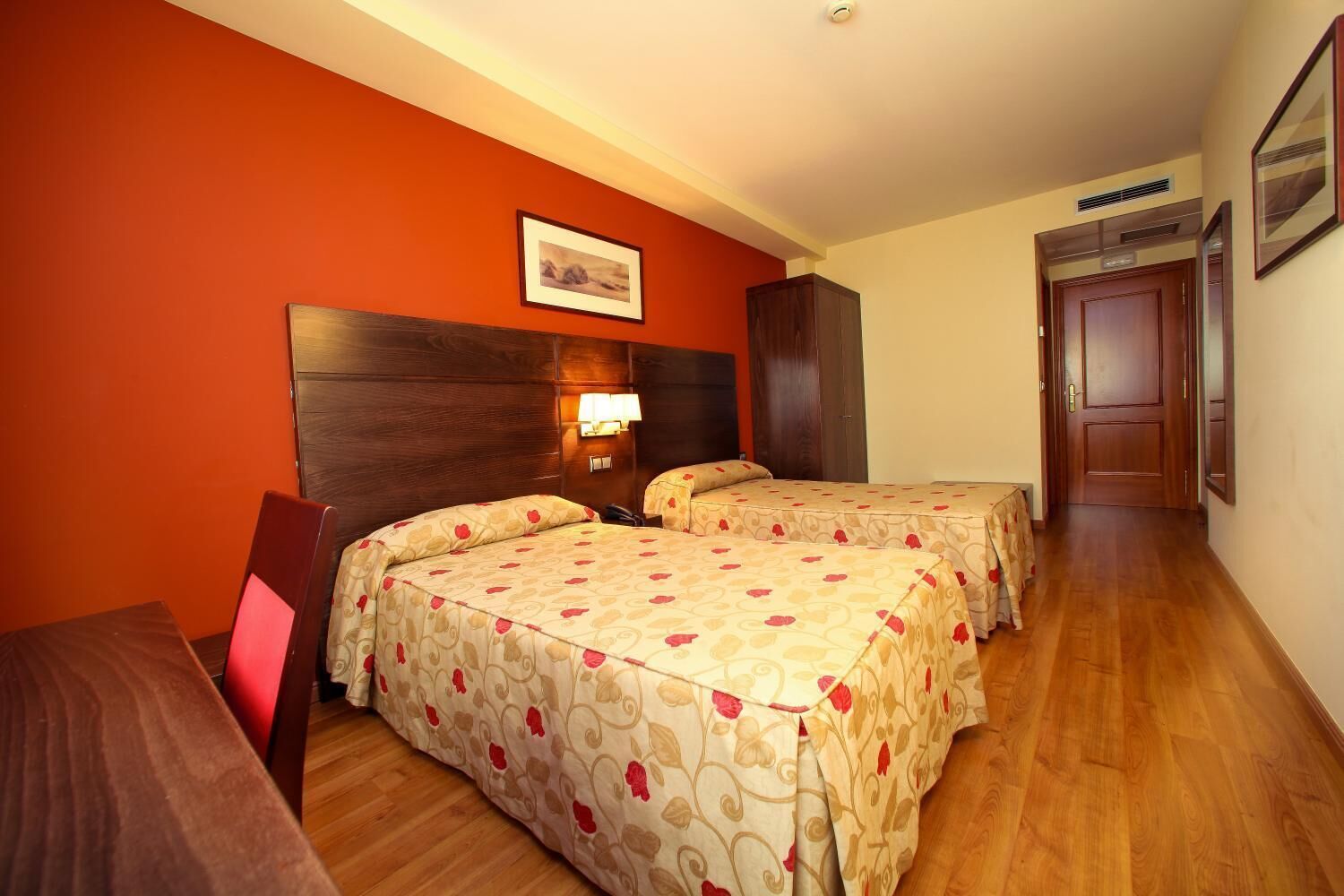 twin room | desk, blackout curtains, soundproofing, free cots/infant beds