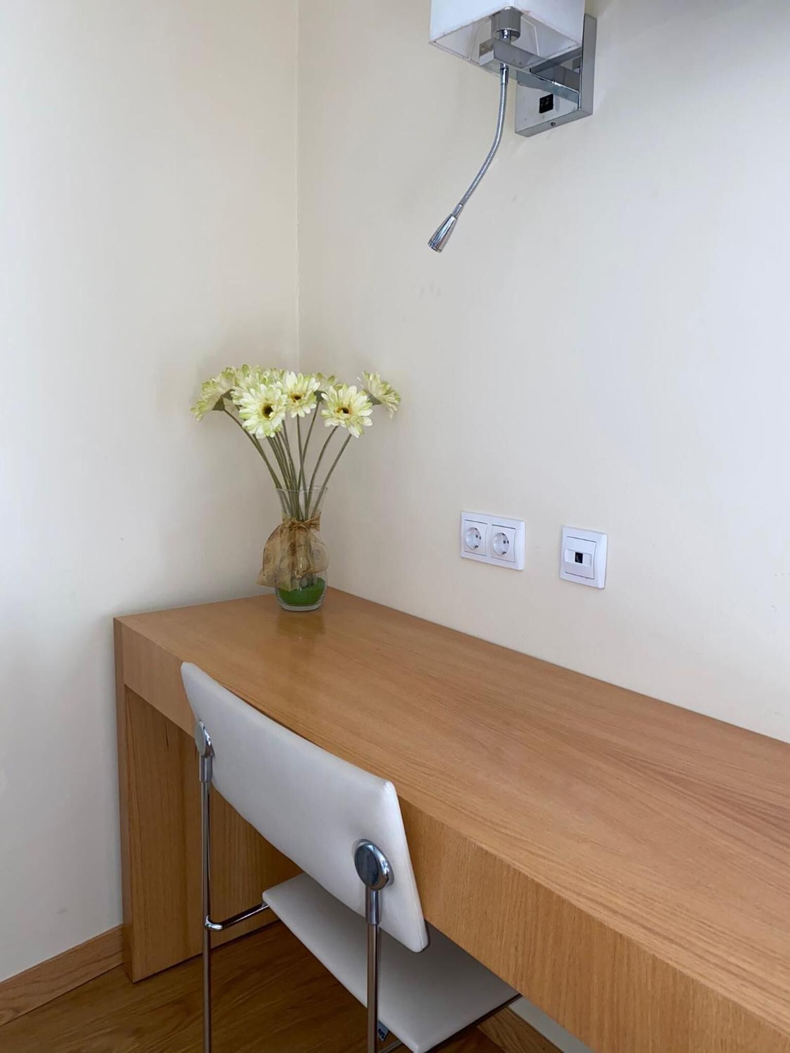 desk, blackout curtains, soundproofing, free cots/infant beds