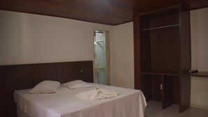 ميني بار ومكتب ومساحة عمل للكمبيوتر المحمول وواي فاي مجانًا