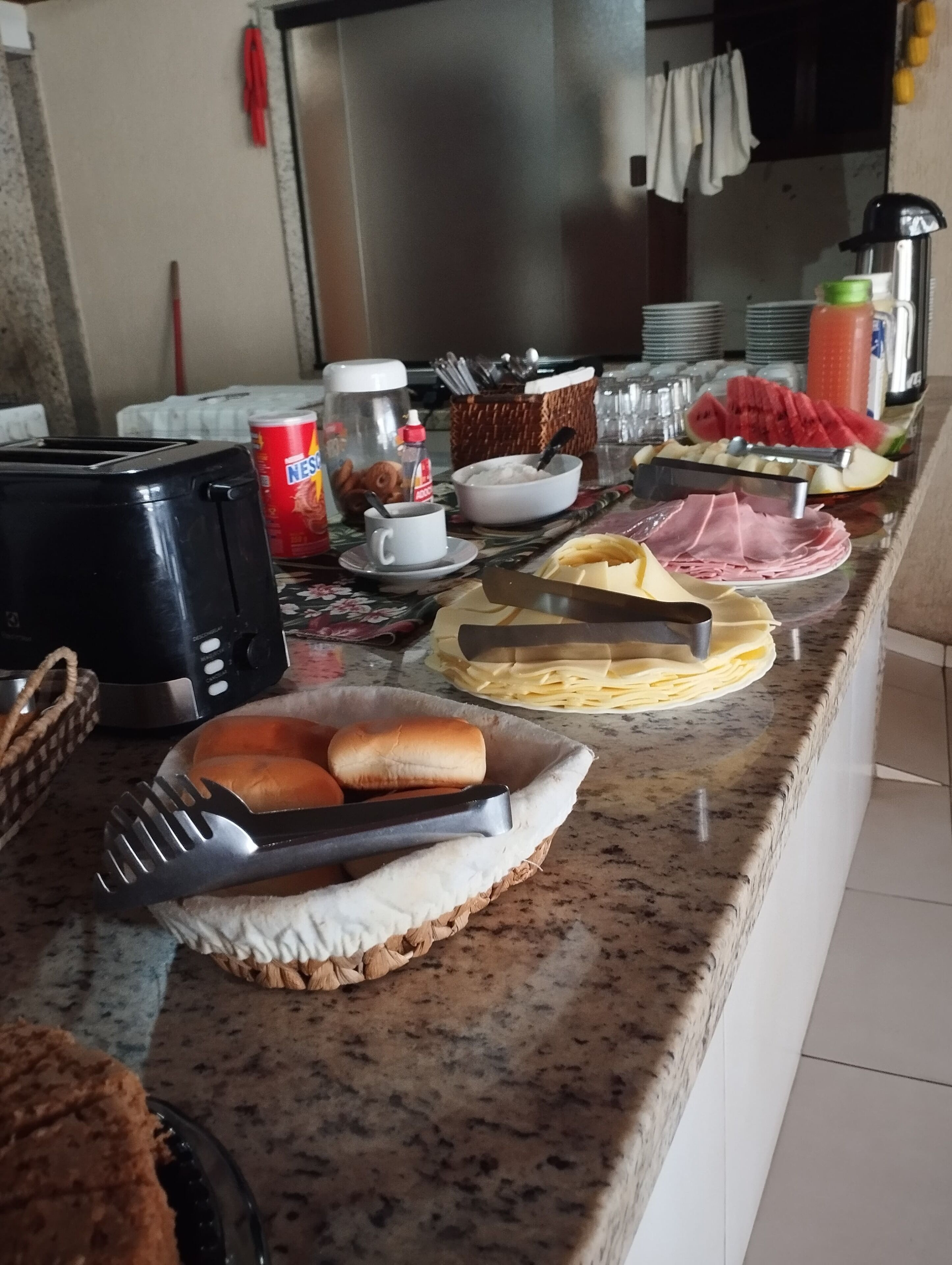 بوفيه فطور مجانًا يوميًا