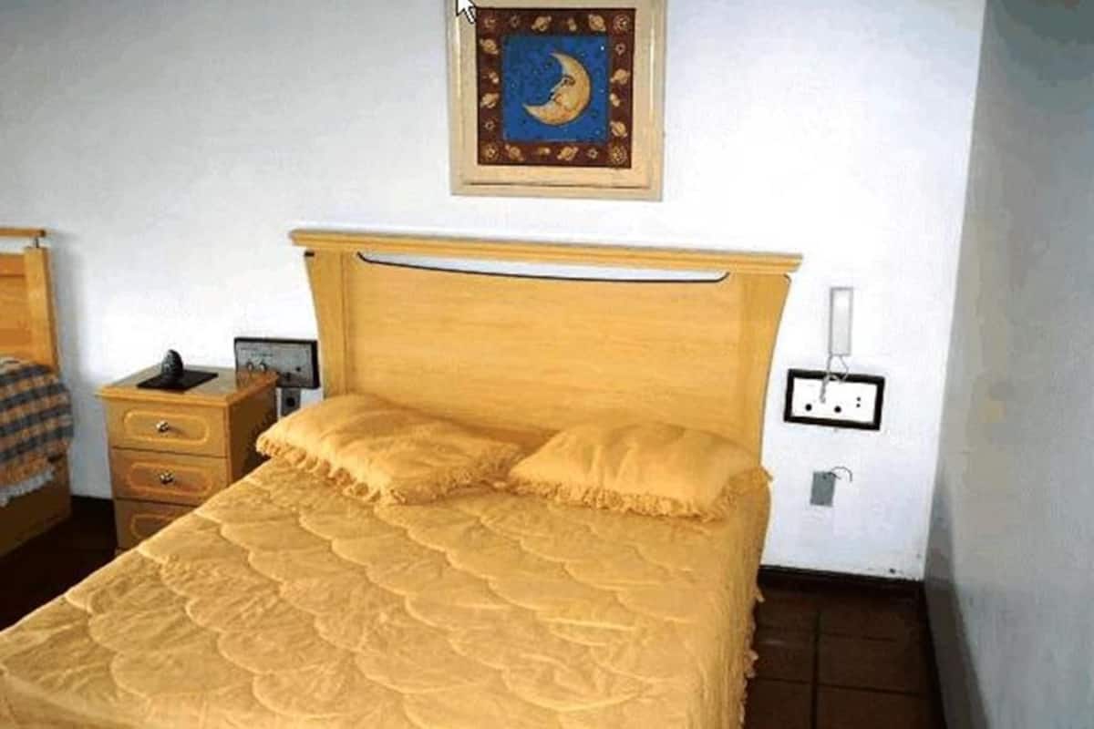 Triple Room | Iron/ironing board, rollaway beds, free WiFi