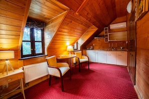 Premium Room | Desk, laptop workspace, iron/ironing board, travel crib