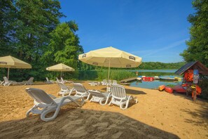 Am Strand, Kajakfahren, Angeln