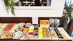 Café da manhã com buffet grátis todos os dias