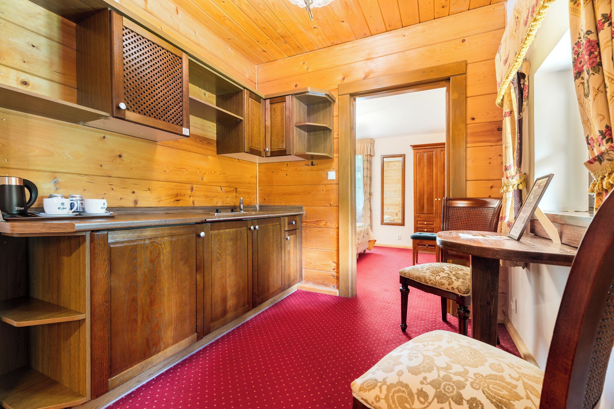 Escritorio y espacio para trabajar con laptop 