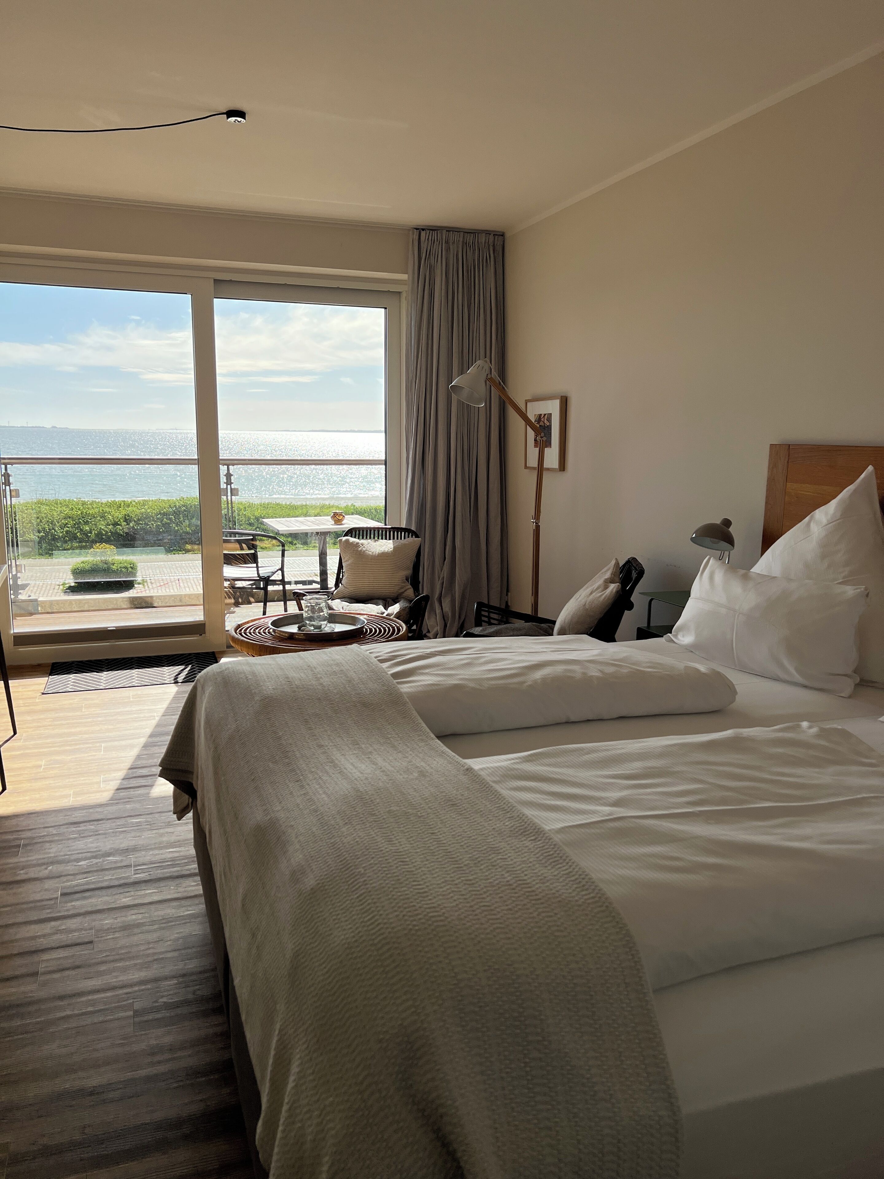 Kamar Double Deluks, balkon, pemandangan laut | Minibar, tirai kedap cahaya, dan setrika/meja setrika