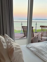 Penthouse, sauna, uitzicht op zee | Een minibar, verduisterende gordijnen, een strijkplank/strijkijzer