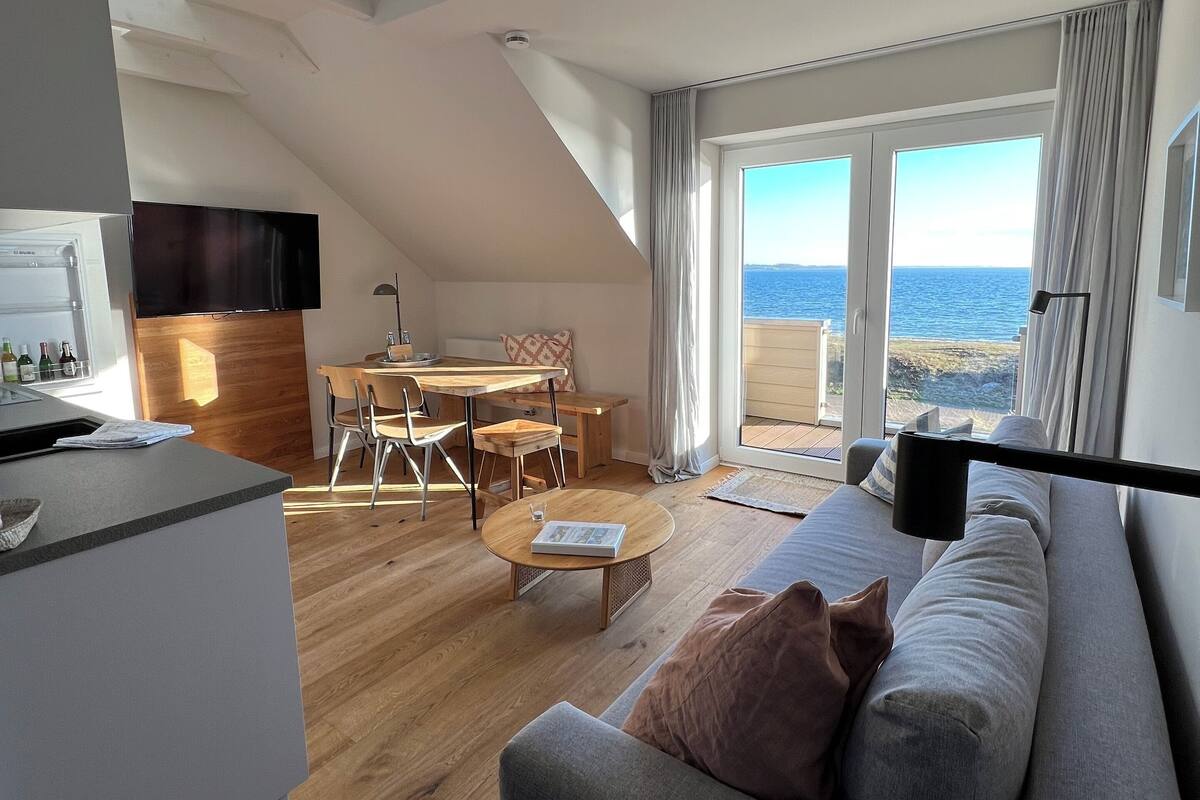 Deluxe appartement, 2 slaapkamers, sauna, uitzicht op zee (Dünenhaus) | Woonruimte | Flatscreentelevisie