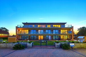 Overnatningsstedets facade – aften/nat