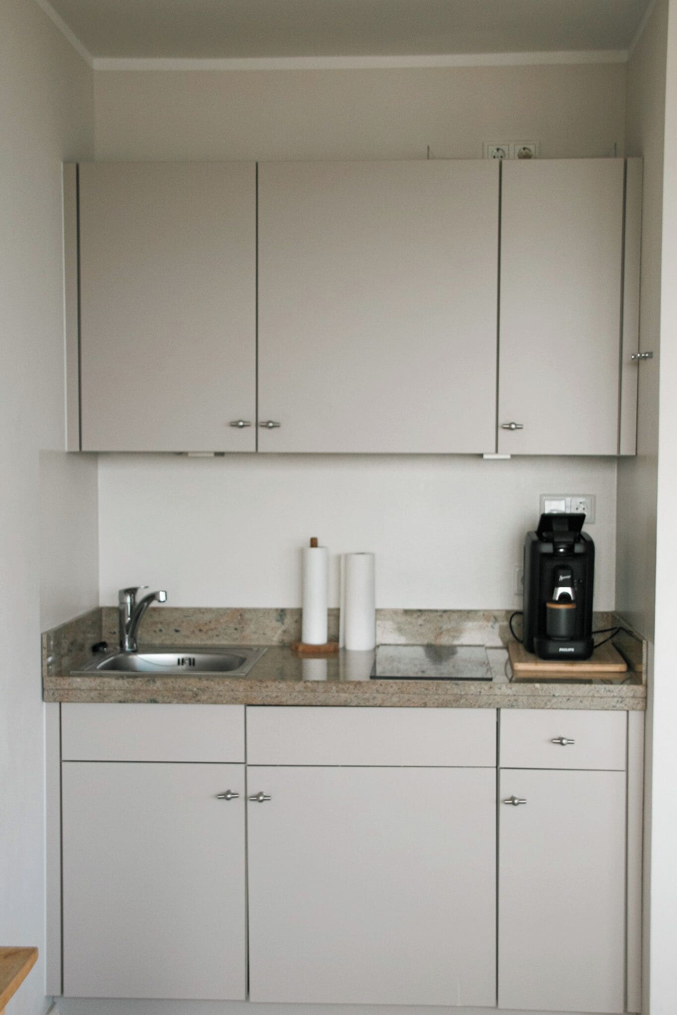 fridge, stovetop, coffee/tea maker, electric kettle