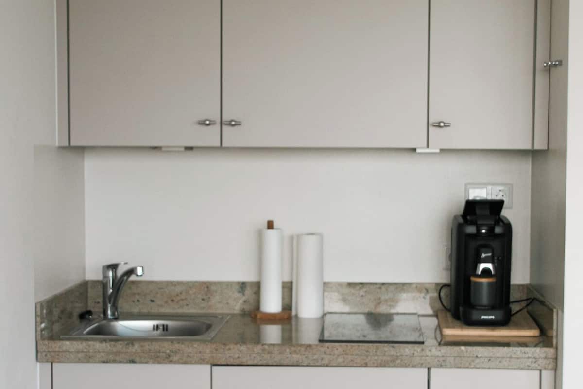 fridge, stovetop, coffee/tea maker, electric kettle