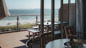 Un balcón con vista a la playa y al océano.