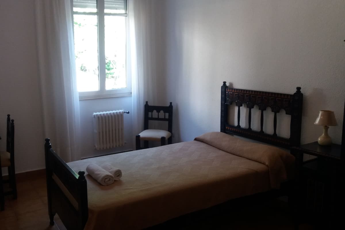 Schreibtisch, Babybetten, kostenloses WLAN, Bettwäsche