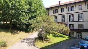 Rakennuksessa on useita ikkunoita, ja sen luo johtaa päällystetty kävelytie.