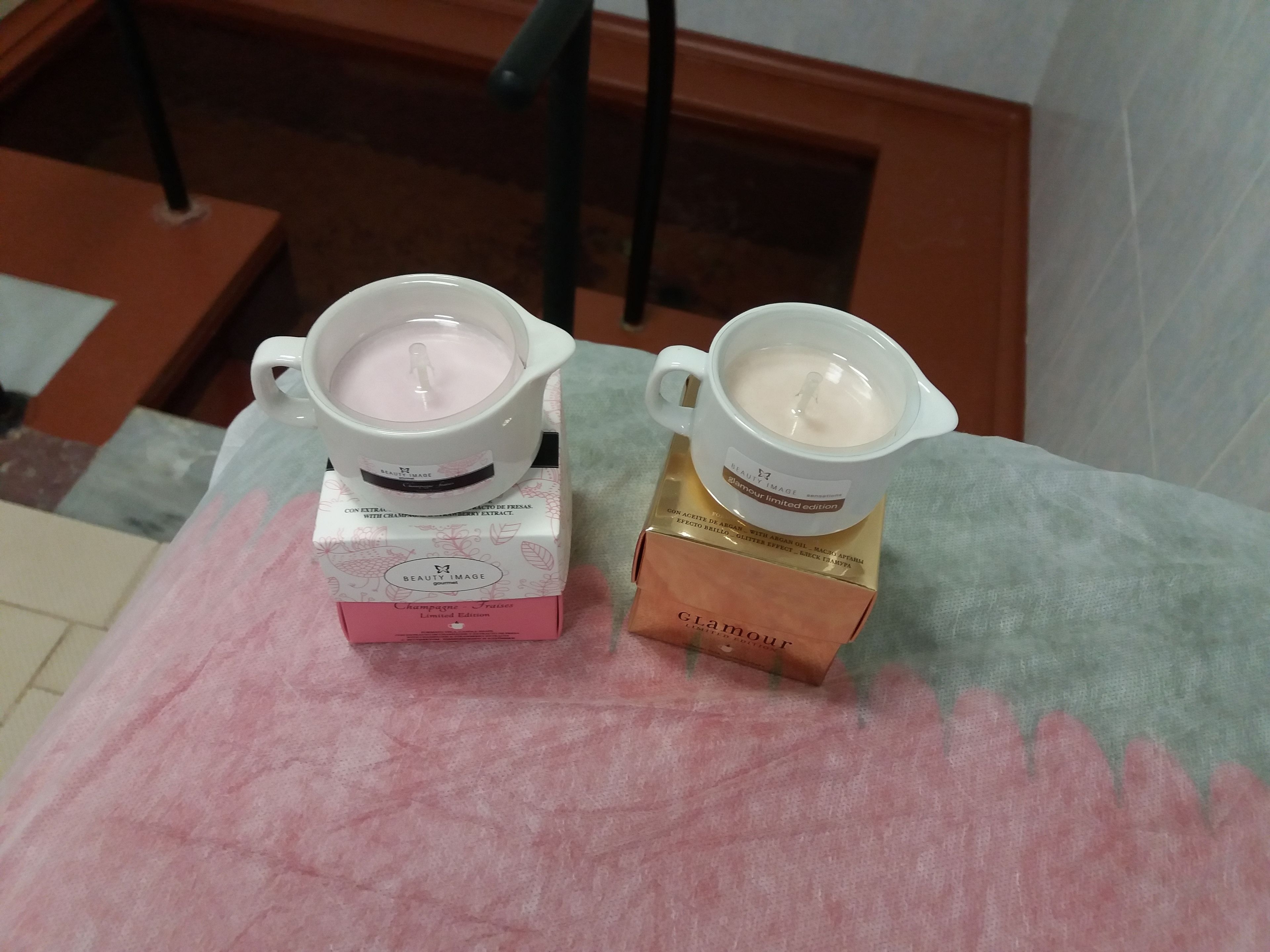 Dos velas sobre una mesa, junto con sus cajas.
