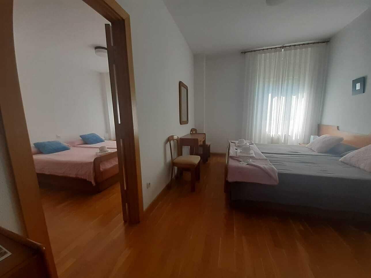 ファミリー 4 人部屋 ガーデンビュー | デスク、WiFi (無料)、ベッドシーツ