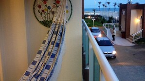 Una hamaca en un balcón con vistas a un estacionamiento y un edificio con una escalera.