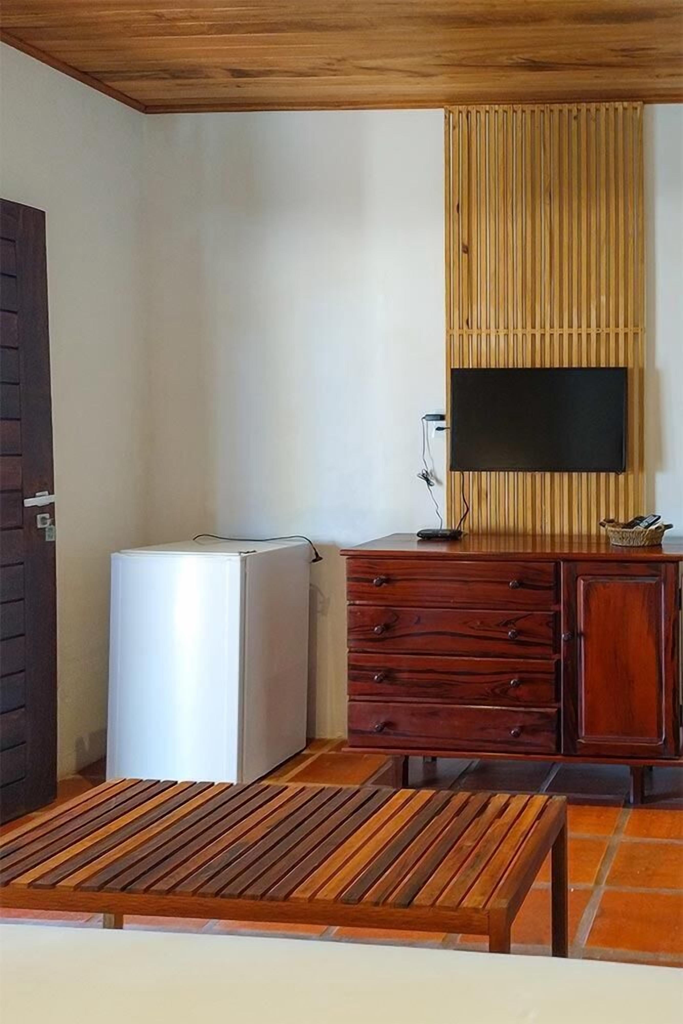 economy room | minibar, individually decorated, free wifi, bed sheets