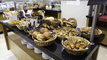 朝食 (ビュッフェ)、毎日提供 (無料)