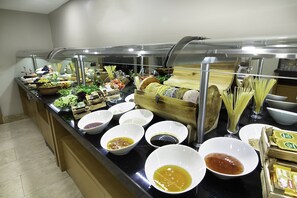 朝食 (ビュッフェ)、毎日提供 (無料)