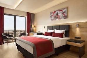 Room, 1 King Bed, Smoking | Minibar, in-room safe, desk, soundproofing