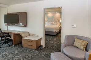 Hypo-allergenic bedding, desk, blackout drapes, iron/ironing board - Courtyard by Marriott Somerset (Somerset)