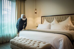 Cofres nos quartos, individualmente decorados, escrivaninha