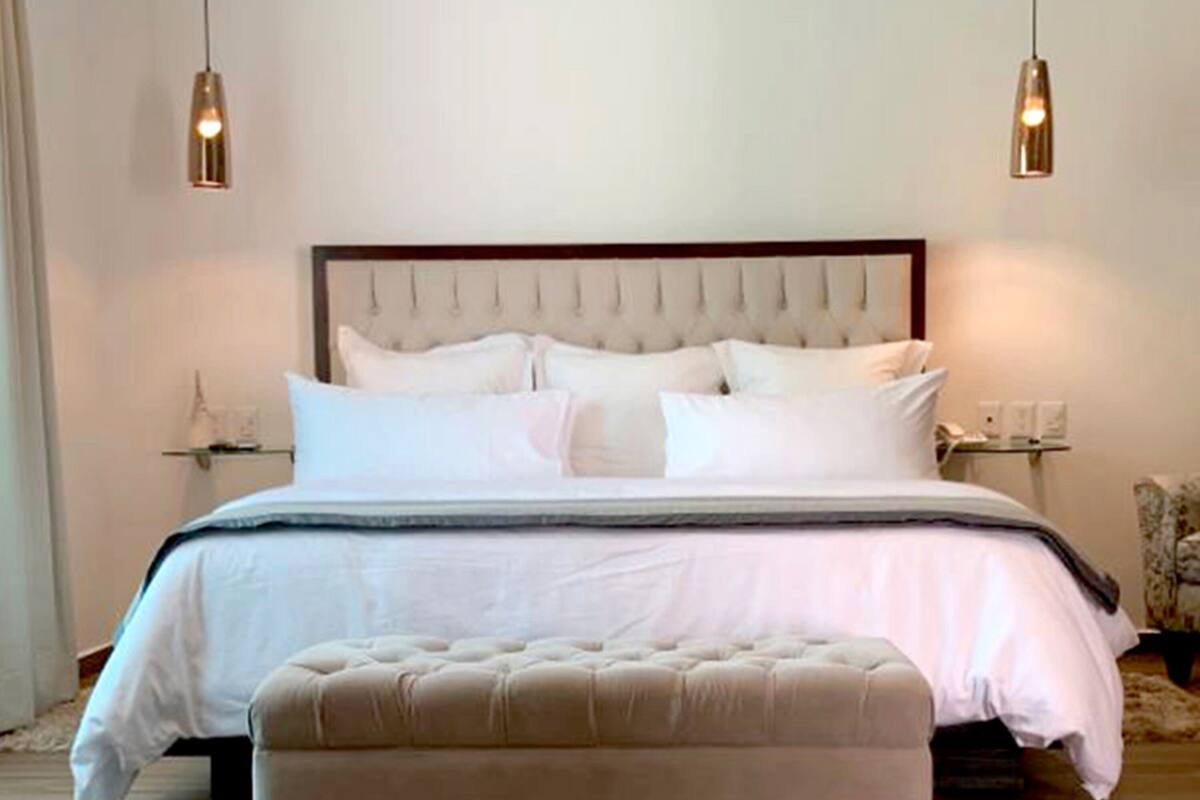 Habitación Royal, 1 cama de matrimonio grande | Caja fuerte, escritorio, tabla de planchar con plancha y wifi gratis