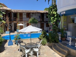 Outdoor pool, sun loungers - Na Casa 11 Hostel (Porto Seguro)