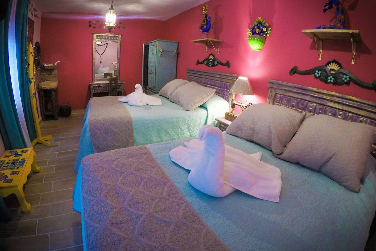 Escritorio, tabla de planchar con plancha, wifi gratis y ropa de cama 