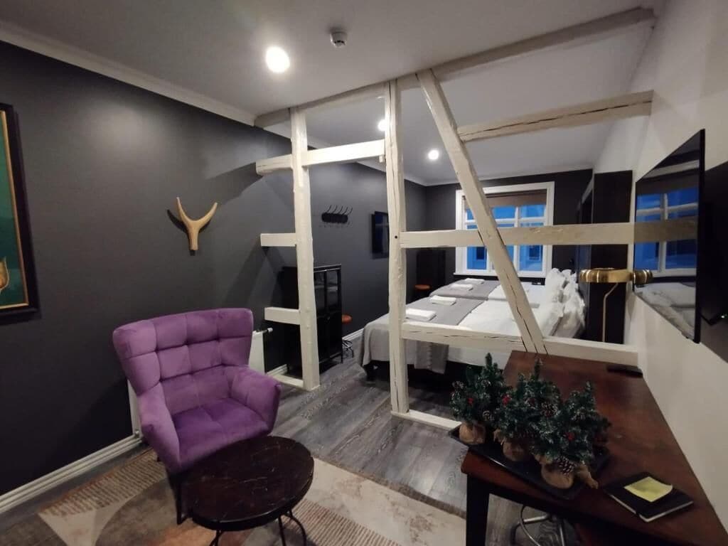 Duplex Studio with Kitchenette | 高档床上用品、办公桌、笔记本电脑工作区、遮光窗帘