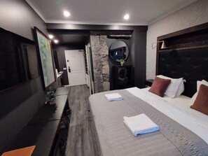 Estudio Deluxe, cocineta | Ropa de cama de alta calidad y escritorio 