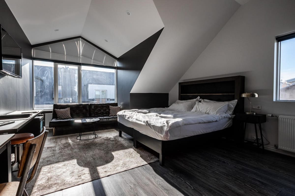 2 slaapkamers, luxe beddengoed, een bureau, een laptopwerkplek