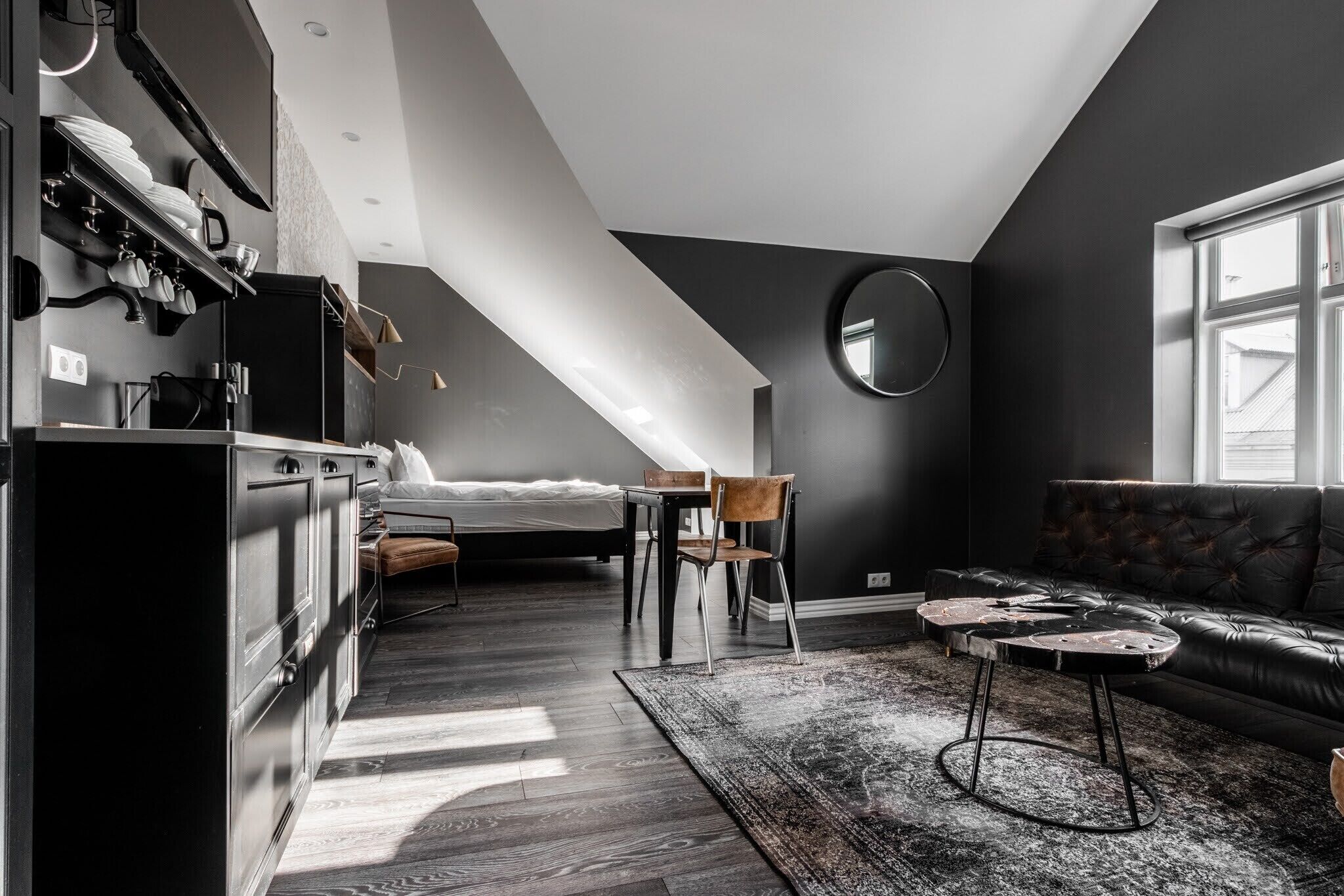 Studio | Luxe beddengoed, een bureau, een laptopwerkplek