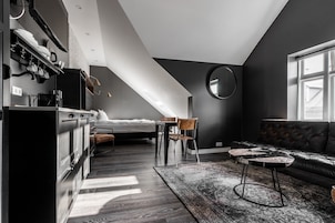 Penthouse Studio with Kitchenette | Roupas de cama premium, escrivaninha, espaço de trabalho para notebook