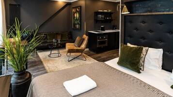 Superior studio, kitchenette | Luxe beddengoed, een bureau, een laptopwerkplek