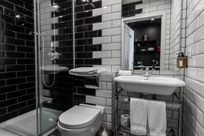 Amenidades de baño gratuitas, secadora de cabello, toallas, jabón 