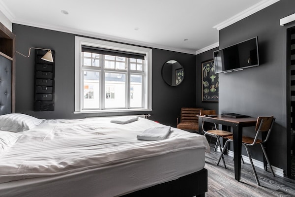 Deluxe Studio, Kitchenette | Premium bedding, desk, laptop workspace, blackout drapes