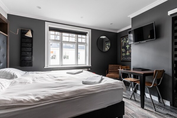 Deluxe Studio, Kitchenette | Premium bedding, desk, laptop workspace, blackout curtains