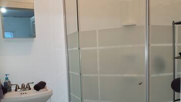 Standard-talo, 3 makuuhuonetta | Kylpyhuone | Suihkun ja ammeen yhdistelmä, ilmaiset hygieniatuotteet, hiustenkuivaaja