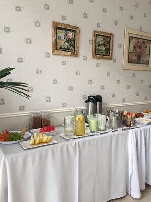 Free daily buffet breakfast - Silver Lis  Açailandia (Acailandia)